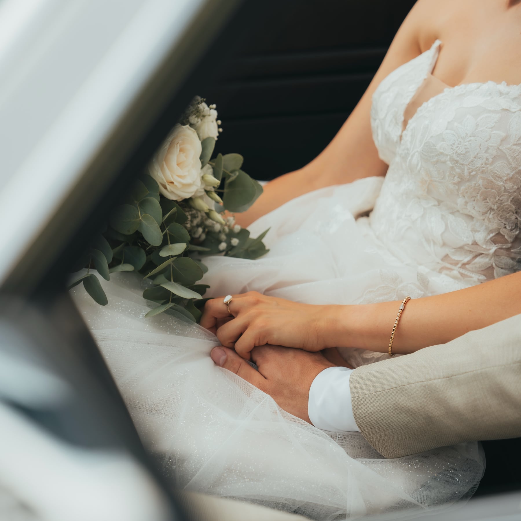 Kleine Geste zwischen Brautpaar an einem Hochzeitstag